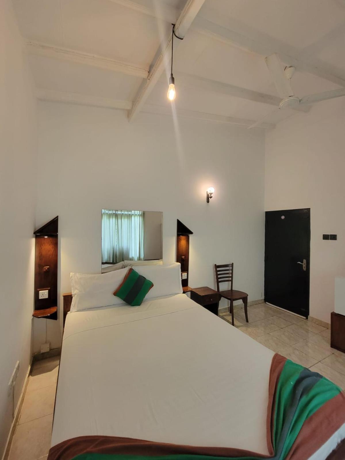 The Empyrean Airport Transit Hotel Katunayake Exterior photo