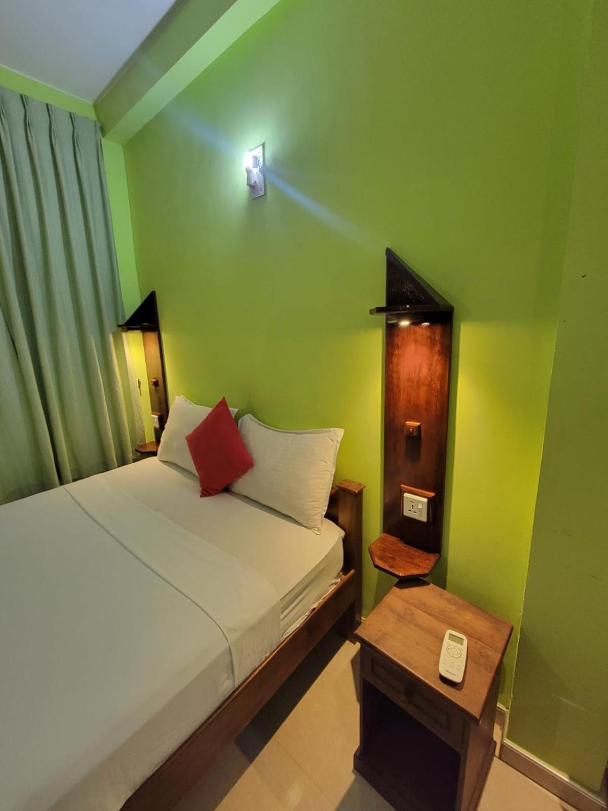 The Empyrean Airport Transit Hotel Katunayake Exterior photo